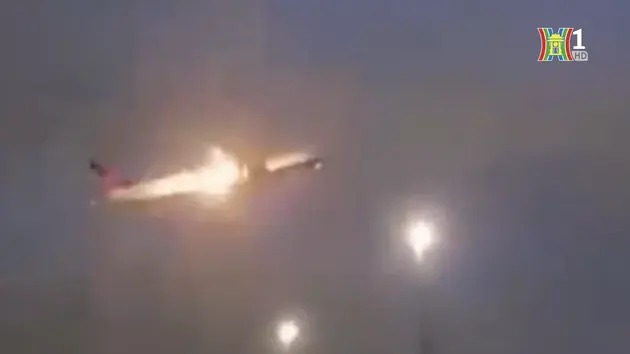 Máy bay Boeing chở khách bốc cháy khi cất cánh