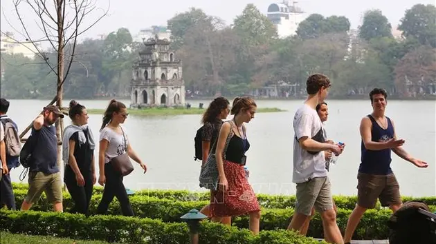 Hà Nội thu hút du khách quốc tế cả bốn mùa