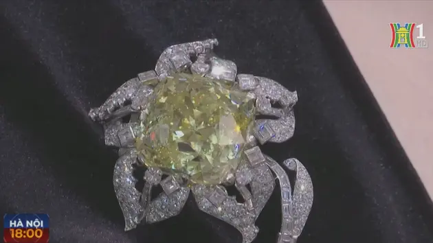 Đấu giá viên kim cương vàng với giá 7 triệu USD