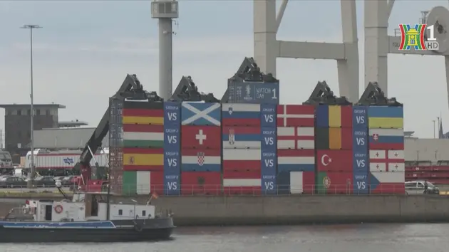 Cảng Hamburg lắp đặt container chào mừng Euro 2024 