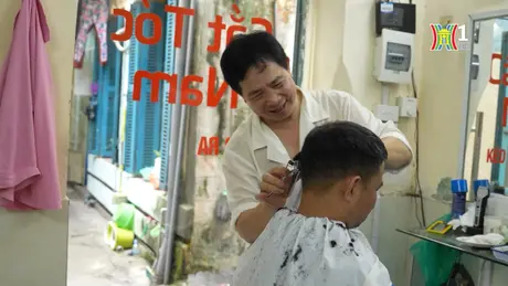 Tiệm cắt tóc mậu dịch lưu giữ kí ức Hà Nội xưa