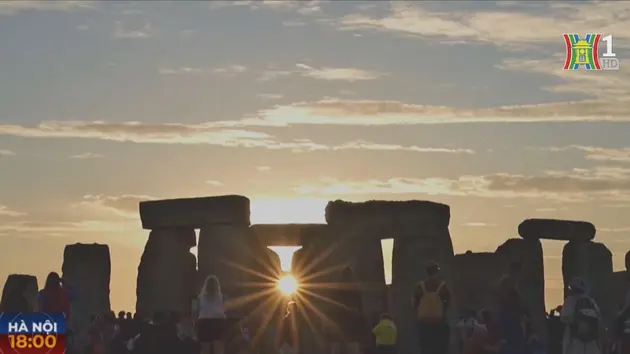 Người dân Anh dự lễ kỷ niệm ngày Hạ chí tại Stonehenge