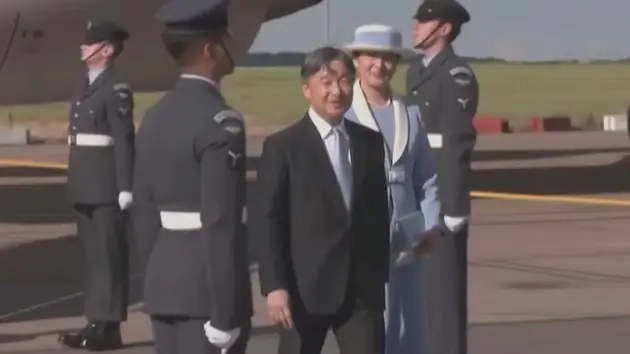 Nhật hoàng và hoàng hậu lên đường thăm Anh