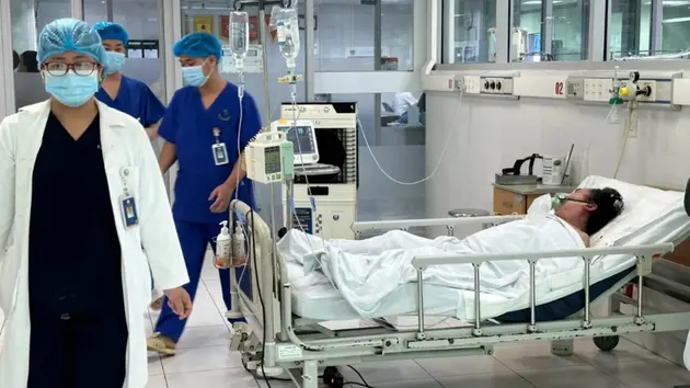 Bệnh viện Bạch Mai tiếp nhận ba bệnh nhân nặng