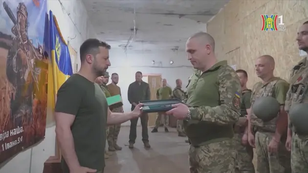 Tổng thống Ukraine thăm quân đội ở tiền tuyến Donetsk