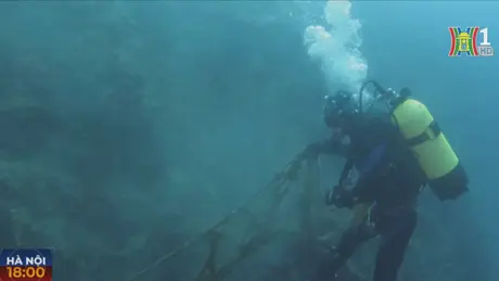 Thợ lặn Croatia thu nhặt rác dưới đáy biển Adriatic