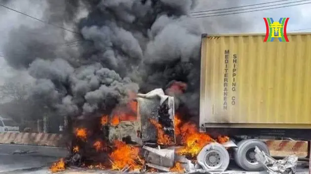 Xe container bốc cháy sau tai nạn, nhiều người bị thương