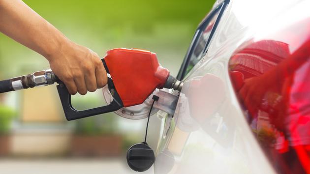 Giá xăng tiếp tục giảm nhẹ, giá dầu đảo chiều tăng