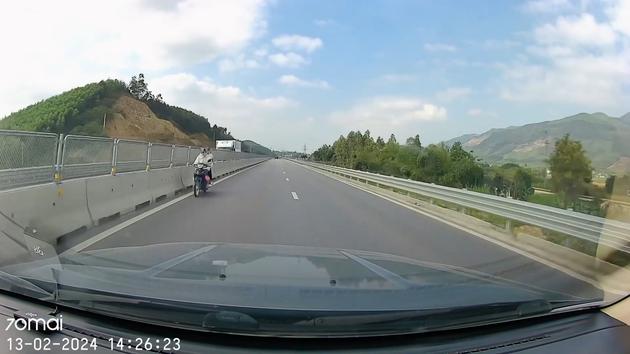 Nguy hiểm hành vi xe máy đi ngược chiều trên cao tốc