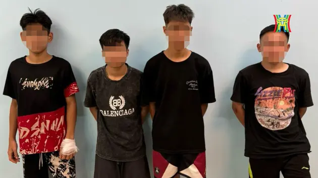 Xử lý 4 thanh niên 'đánh võng' trên cầu Nhật Tân