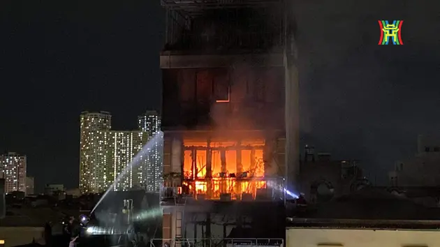 Cháy lớn nhà 6 tầng trên phố Định Công Hạ