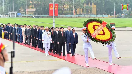 Đoàn đại biểu Quốc hội viếng Chủ tịch Hồ Chí Minh

