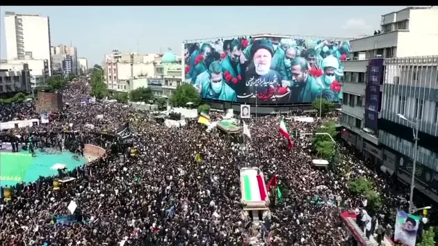 Biển người đưa tang cố Tổng thống Iran Raisi