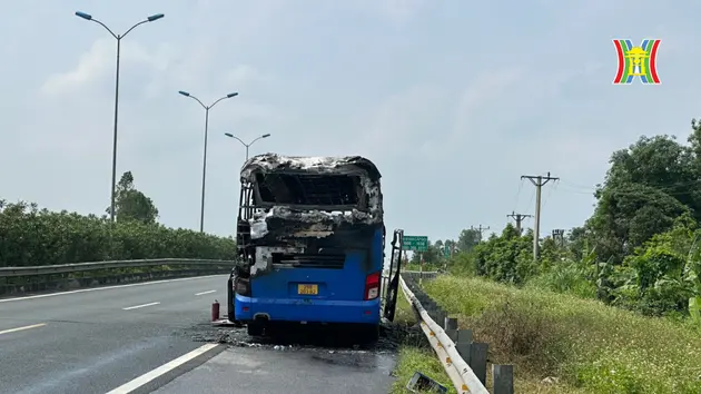 Cháy xe khách trên cao tốc Cầu Giẽ - Ninh Bình