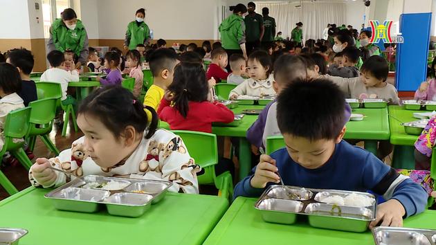 Đảm bảo chất lượng bữa ăn tại trường cho trẻ mầm non | Vì chất lượng dân số Thủ đô | 15/11/2023