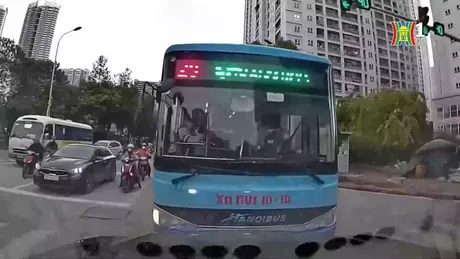 Xe buýt vượt ẩu chèn ép các phương tiện khác