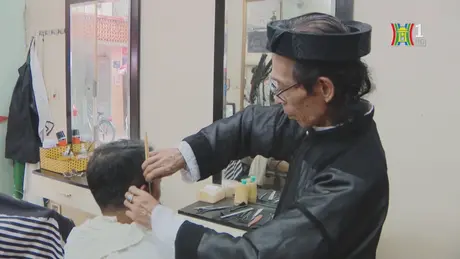 Độc đáo ngôi làng trăm năm làm nghề cắt tóc

