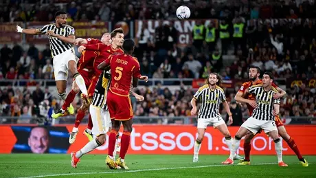 Juventus chia điểm với AS Roma trên sân nhà