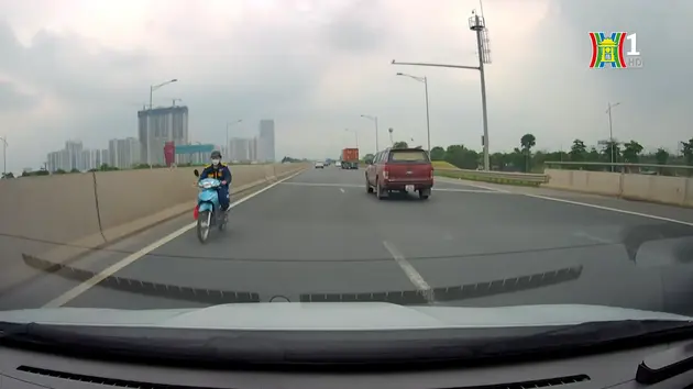 Xe máy đi ngược chiều trên cao tốc Hà Nội-Hải Phòng