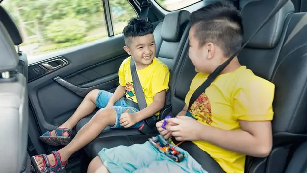 Trẻ dưới 10 tuổi đi ô tô phải có thiết bị an toàn
