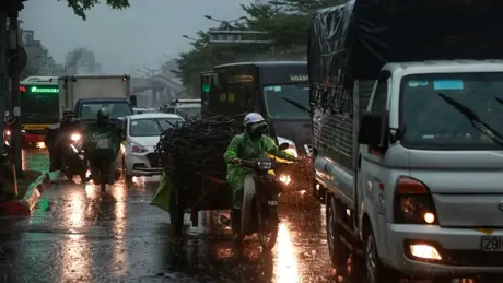 Hà Nội mưa lớn, nhiều tuyến đường ngập sâu