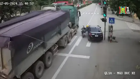 Xe con vượt ẩu đẩy xe máy va chạm với xe tải