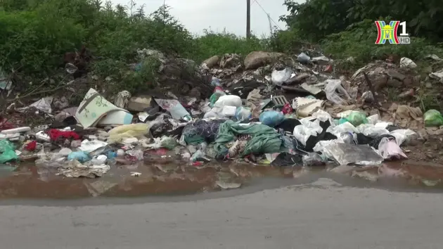 Bãi rác lớn tồn tại lâu ngày trên phố Ngọc Thụy
