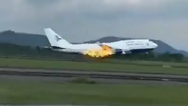 Máy bay Indonesia bị cháy động cơ khi đang chở 468 người