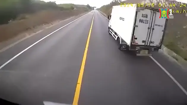 Xử phạt lái xe tải vượt ẩu trên cao tốc 