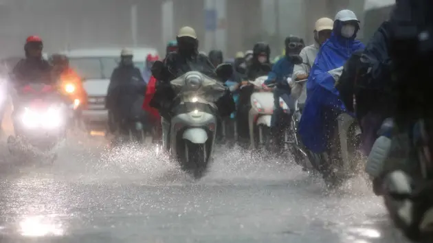 Hà Nội mưa lớn, nhiều nơi ngập úng