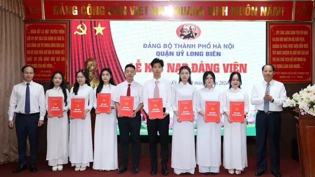Quận Long Biên kết nạp 16 đảng viên là học sinh THPT