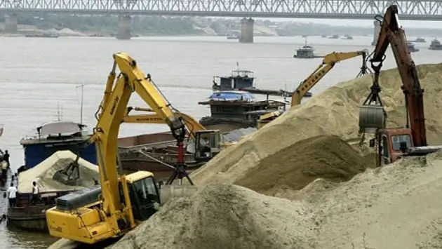Xử lý tình trạng khai thác cát làm nứt nhà dân