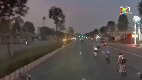 Đoàn xe đạp 'vô tư' lấn làn ô tô trên Quốc lộ