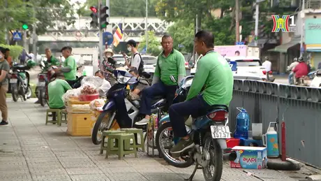 Trạm trung chuyển xe buýt Long Biên ngày càng lộn xộn


