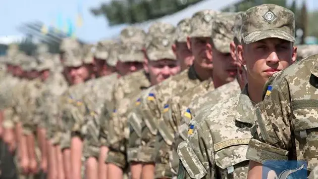 Ukraine cho gần 350 tù nhân đầu tiên nhập ngũ
