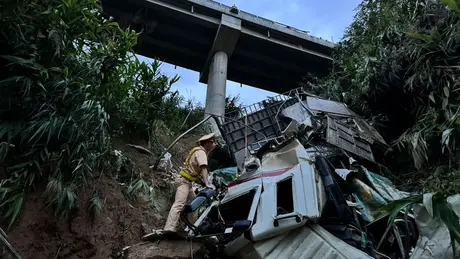 Xe tải rơi xuống vực trên cao tốc Nội Bài-Lào Cai
