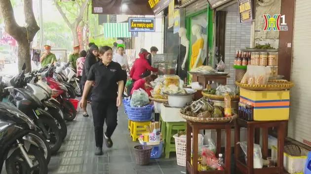 Hàng quán 'vô tư' chiếm dụng vỉa hè phố Bùi Thị Xuân