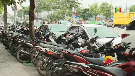 Bãi trông xe tự phát mọc quanh Bệnh viện K Tân Triều