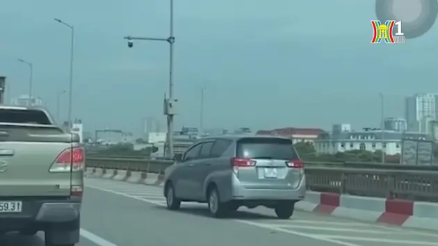 Tài xế ngang nhiên lùi xe ô tô trên cao tốc 