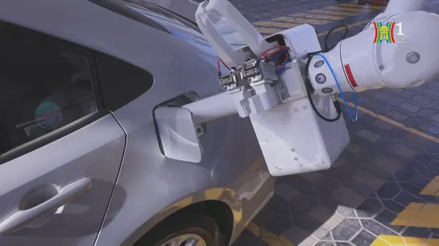 UAE thử nghiệm robot hỗ trợ đổ xăng 