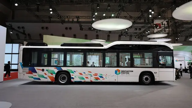 Mẫu xe buýt điện sàn phẳng đầu tiên tại Nhật Bản