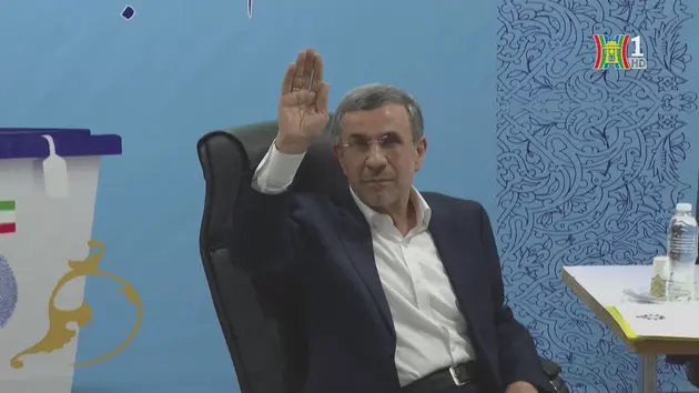 Cựu tổng thống Iran Ahmadinejad tái tranh cử

