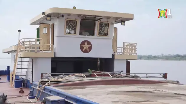 Bắt giữ hai tàu khai thác cát trái phép trên sông Hồng