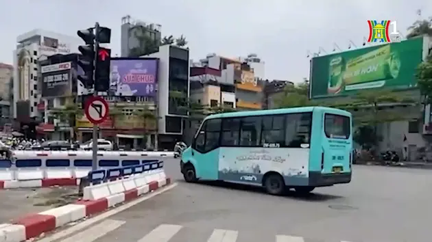Xe buýt đi ngược chiều giữa nút giao Ô Chợ Dừa