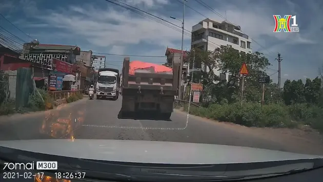 Xe tải chạy ẩu đâm trúng người đi xe máy