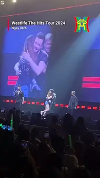 Fan girl may mắn được lên sân khấu, ôm cứng Westlife