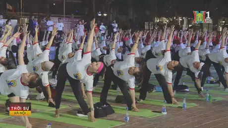 Đồng diễn yoga bên bờ biển Đà Nẵng 