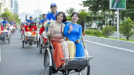 1.500 phụ nữ diễu hành áo dài trên phố biển Nha Trang
