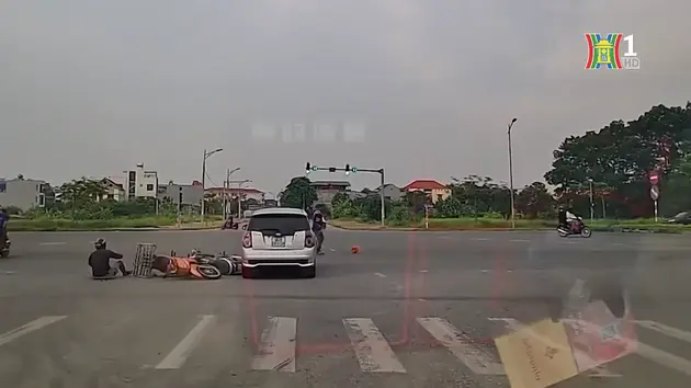 Vượt đèn đỏ, xe máy va chạm mạnh với ô tô