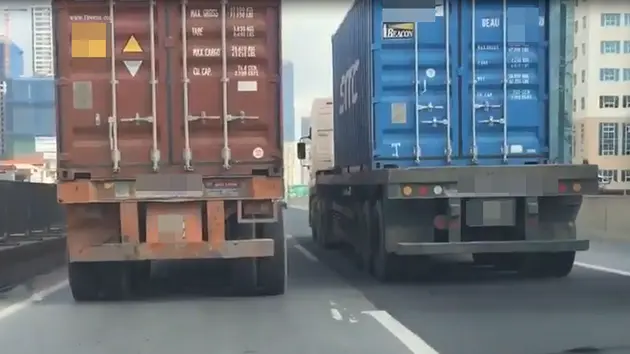 Xe tải đi song song cản trở giao thông